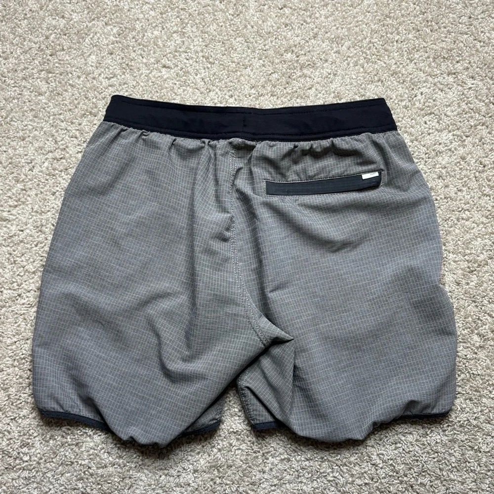 Vuori Banks Shorts 5” Inseam - Picture 2 of 5